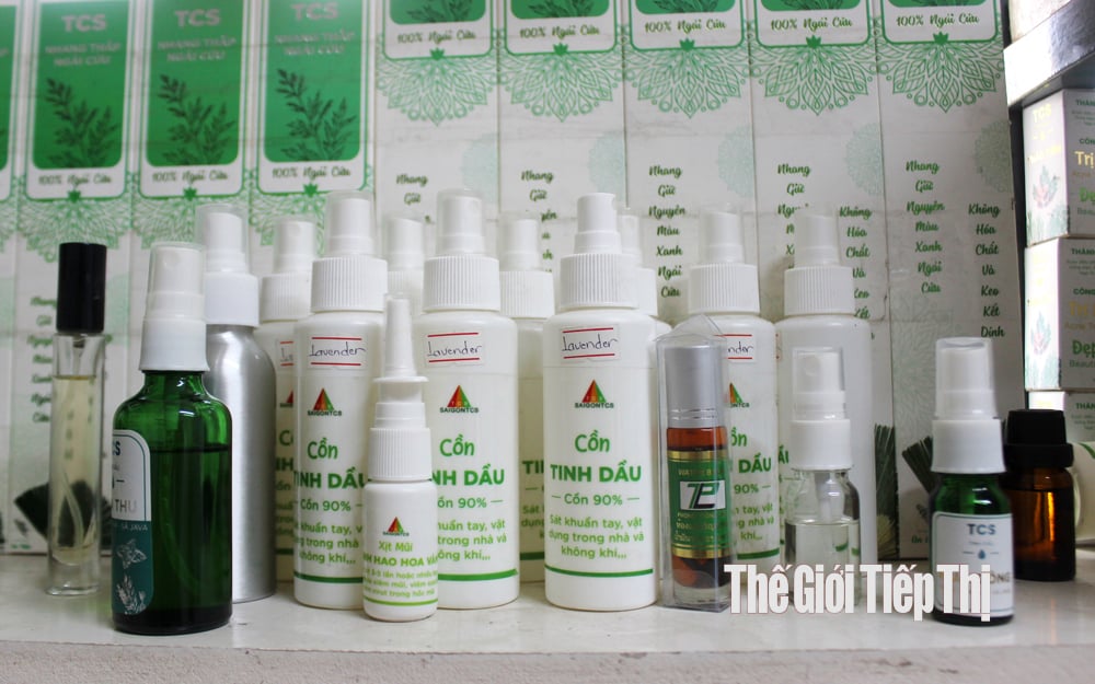 Các sản phẩm tinh dầu khác của ông Hà Văn Lộc. Ảnh: Trần Khánh