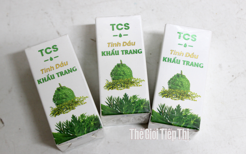 Sản phẩm tinh dầu khẩu trang của ông Hà Văn Lộc. Chỉ cần nhỏ 1 giọt tinh dầu lên khẩu trang sẽ giúp người dùng cảm nhận hương thơm dễ chịu và giúp kháng khuẩn. Ảnh: Trần Khánh