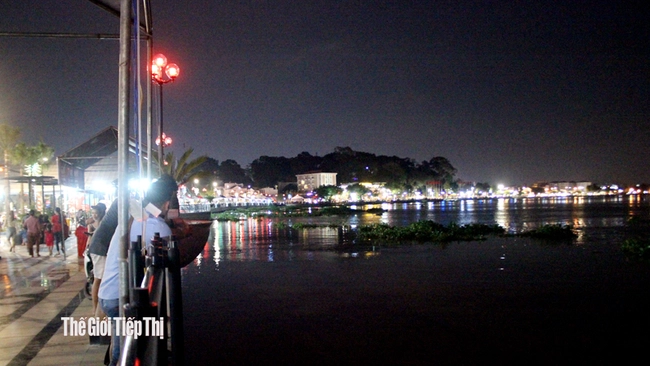 Càng về đêm, phố đi bộ Bạch Đằng càng lung linh sắc màu; trở thành điểm sinh hoạt văn hóa, vui chơi giải trí thú vị. Ảnh: Trần Khánh