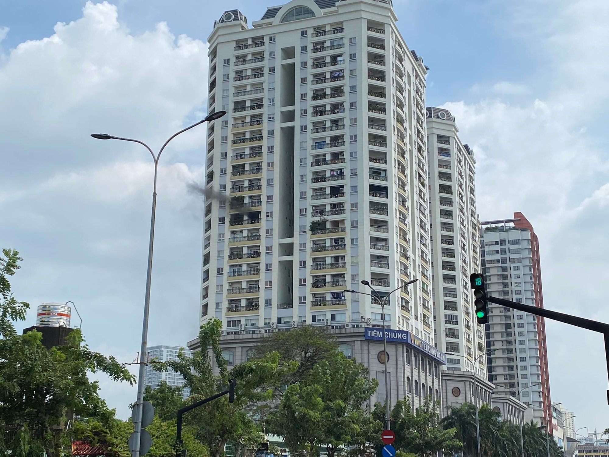 TP.HCM: Đang cháy tại căn hộ ở tòa nhà Flemington, cư dân và nhân viên nháo nhào tháo chạy - Ảnh 1.