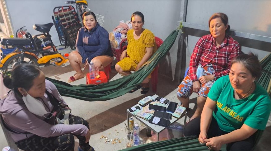 Long An: Lập biên bản 5  quý bà đang “đỏ đen” số tiền trên 100 triệu đồng - Ảnh 1.