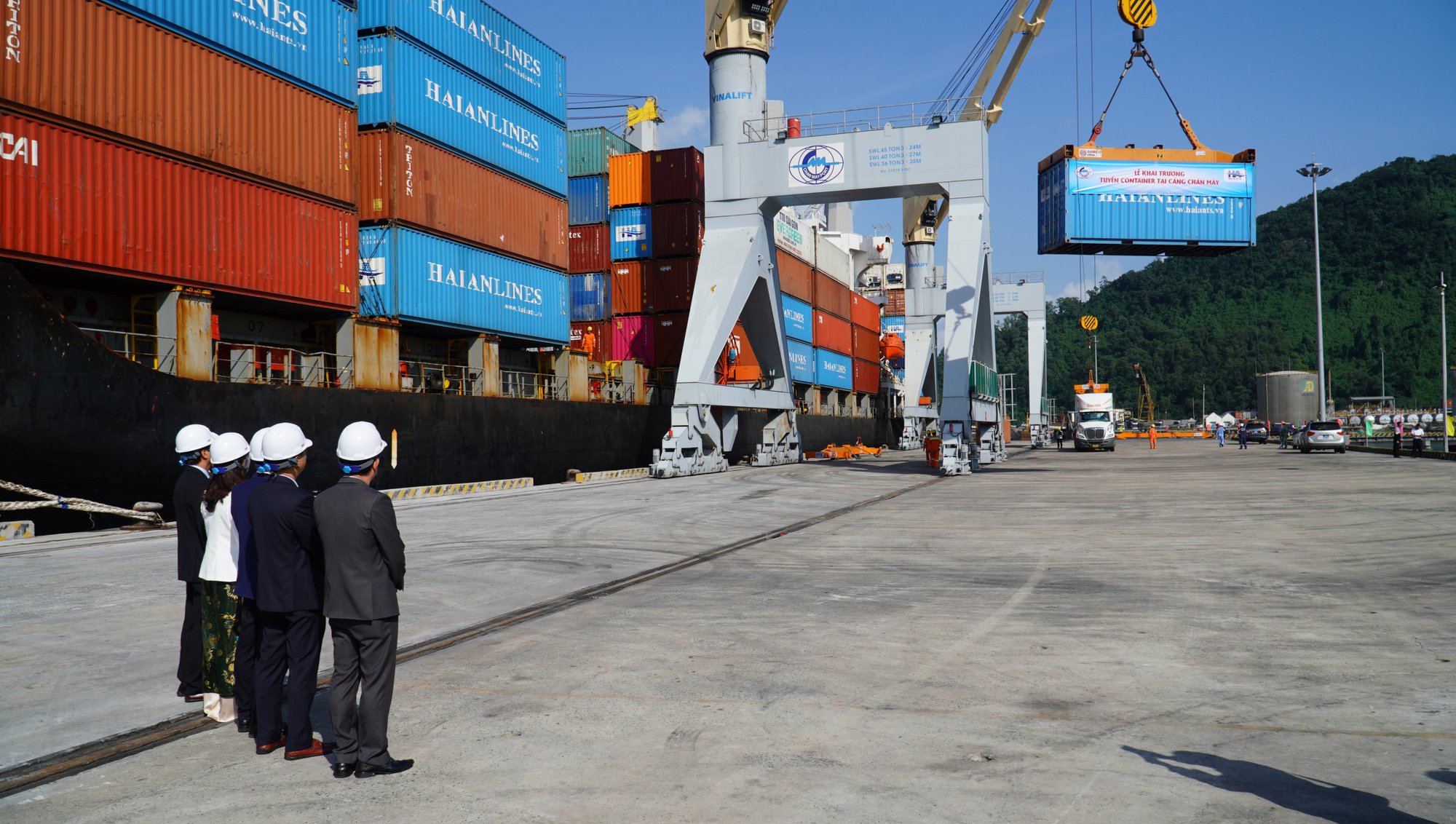 Khai trương tuyến dịch vụ vận tải container nội địa đầu tiên đến cảng Chân Mây - Ảnh 3. Khai trương tuyến dịch vụ vận tải container nội địa đầu tiên đến cảng Chân Mây - Ảnh 3.