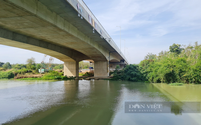 Trụ cầu vượt sông Sài Gòn được đúc cao so với mặt nước sông, tạo sự thông thoáng cho thuyền bè qua lại. Ảnh: T.L