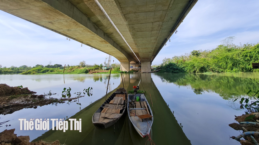 Trụ cầu được đúc cao so với mặt nước sông, tạo sự thông thoáng cho thuyền bè qua lại. Ảnh: Trần Khánh