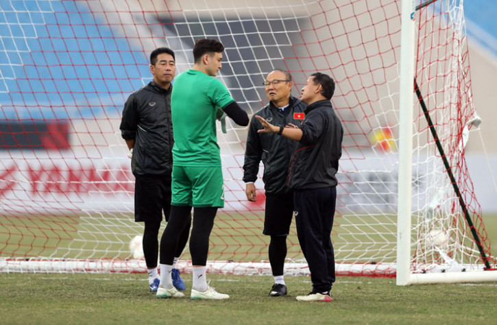 VIDEO: HLV Park Hang-seo “chỉnh” Đặng Văn Lâm trong buổi tập - Ảnh 2.