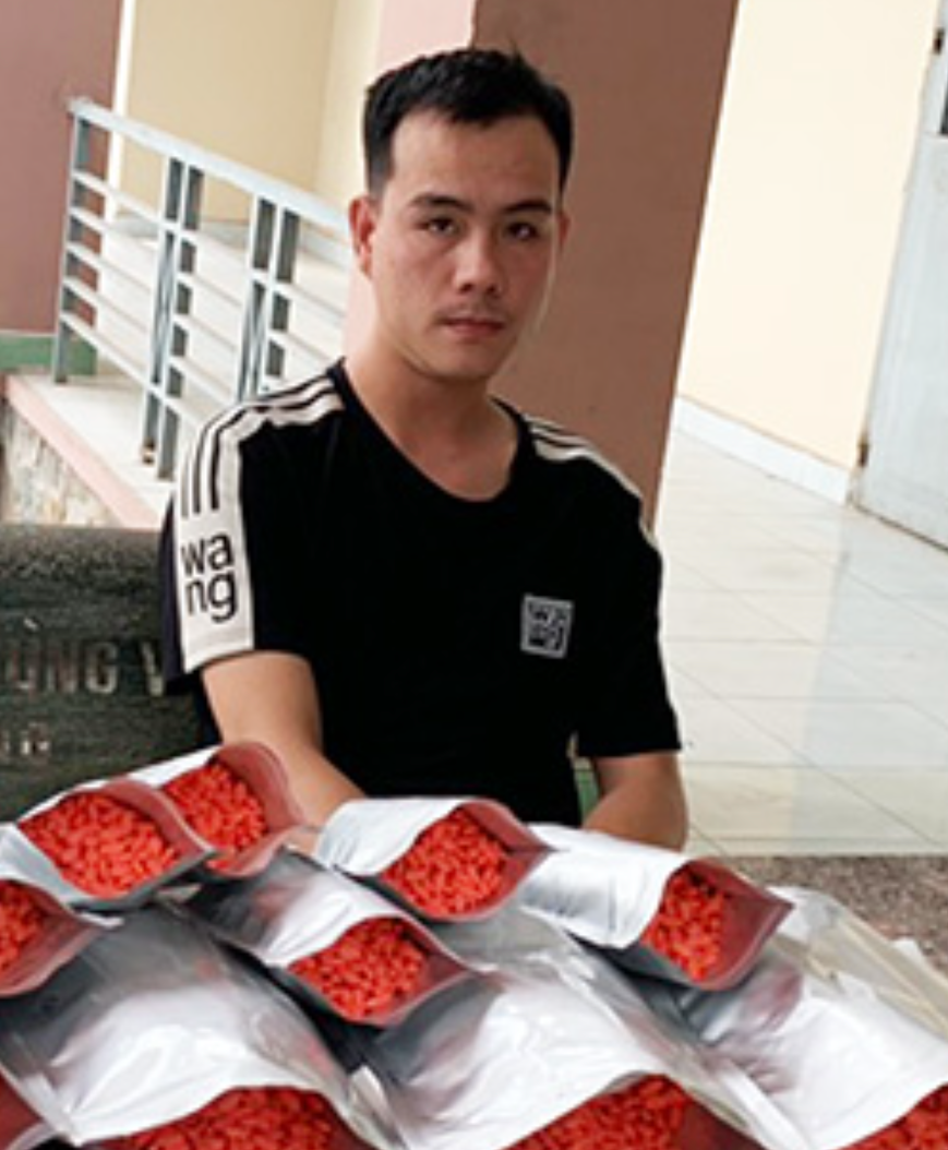 Đánh sập “ổ” ma túy thu 18.000 viên ma túy tổng hợp, 26 gói ma túy đá, 6 khẩu súng, 63 viên đạn - Ảnh 3.