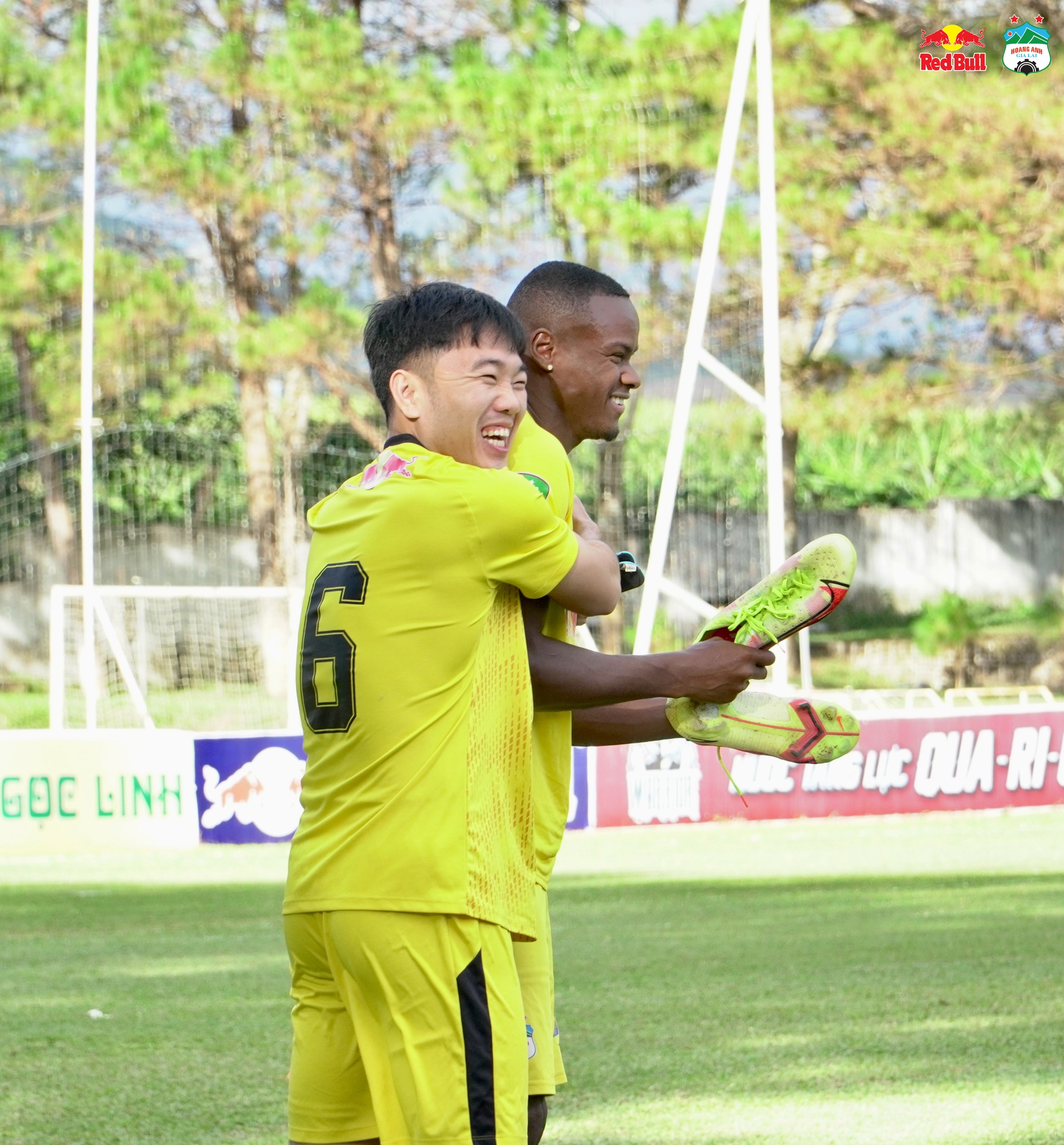 CLB HAGL chào đón ngoại binh người Brazil - Ảnh 1.