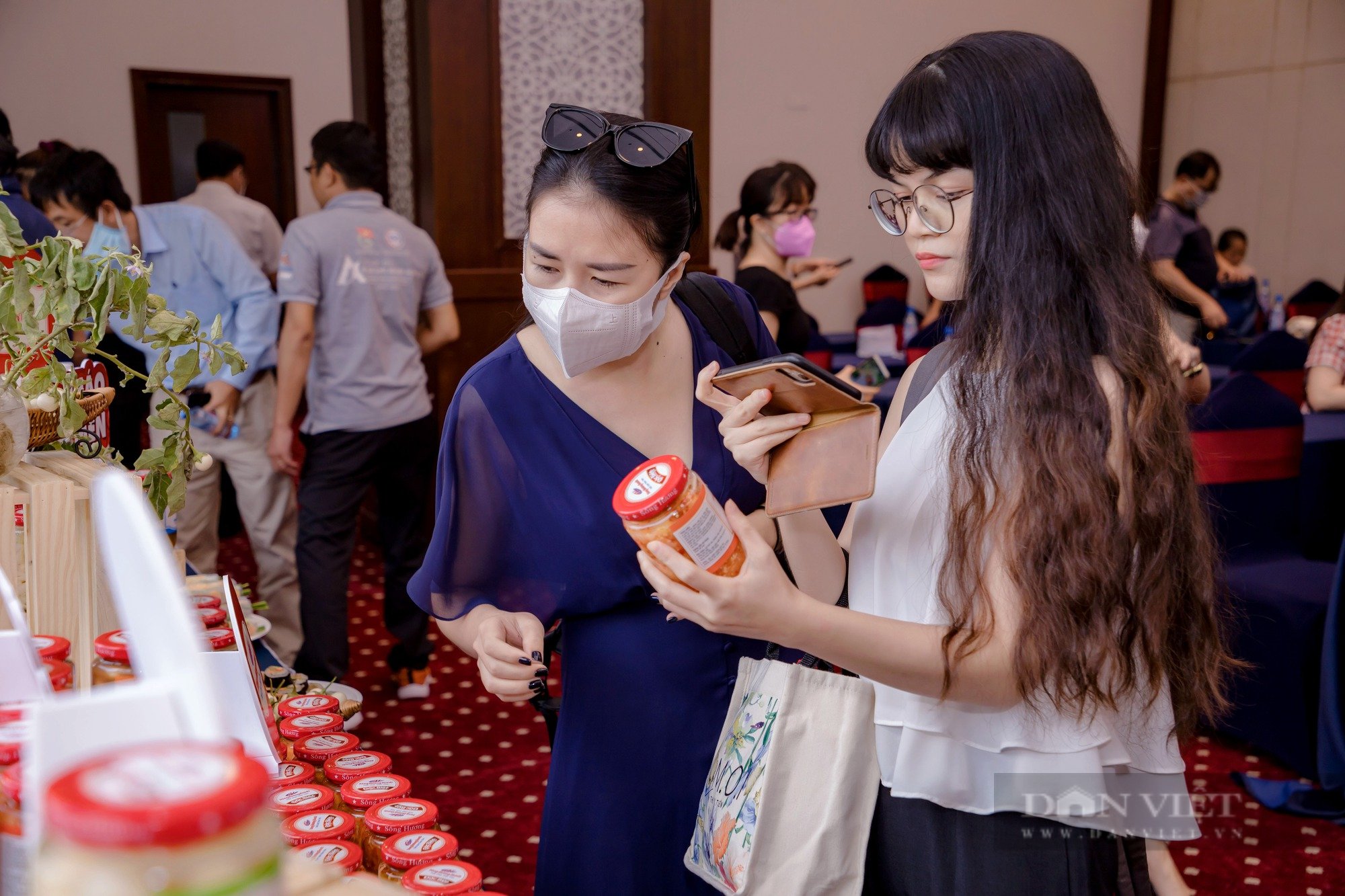 Doanh nghiệp làm hàng tết, trăn trở với nỗi lo… “sức mua” - Ảnh 1.