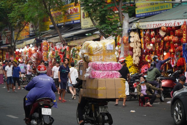 Chợ đồ trang trí lớn nhất TP.HCM nhộn nhịp ngày cuối năm - Ảnh 14.