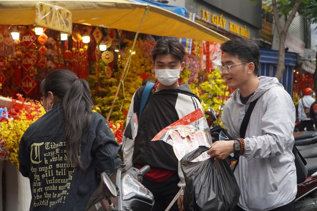 Chợ đồ trang trí lớn nhất TP.HCM nhộn nhịp ngày cuối năm - Ảnh 5.