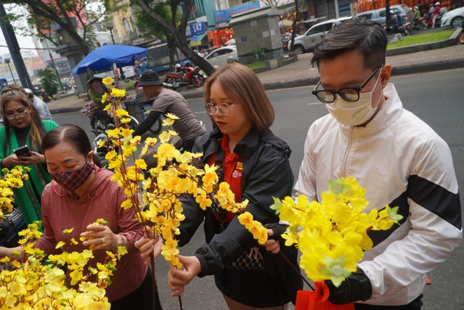 Chợ đồ trang trí lớn nhất TP.HCM nhộn nhịp ngày cuối năm - Ảnh 9.