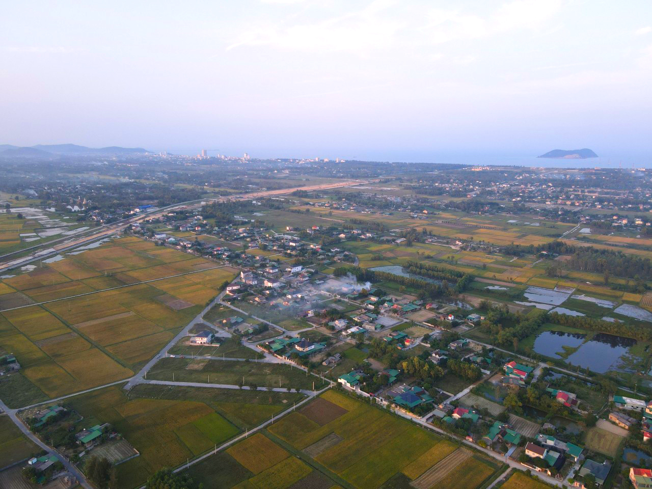 Mức lương Chủ tịch UBND huyện năm 2023 - Ảnh 1.