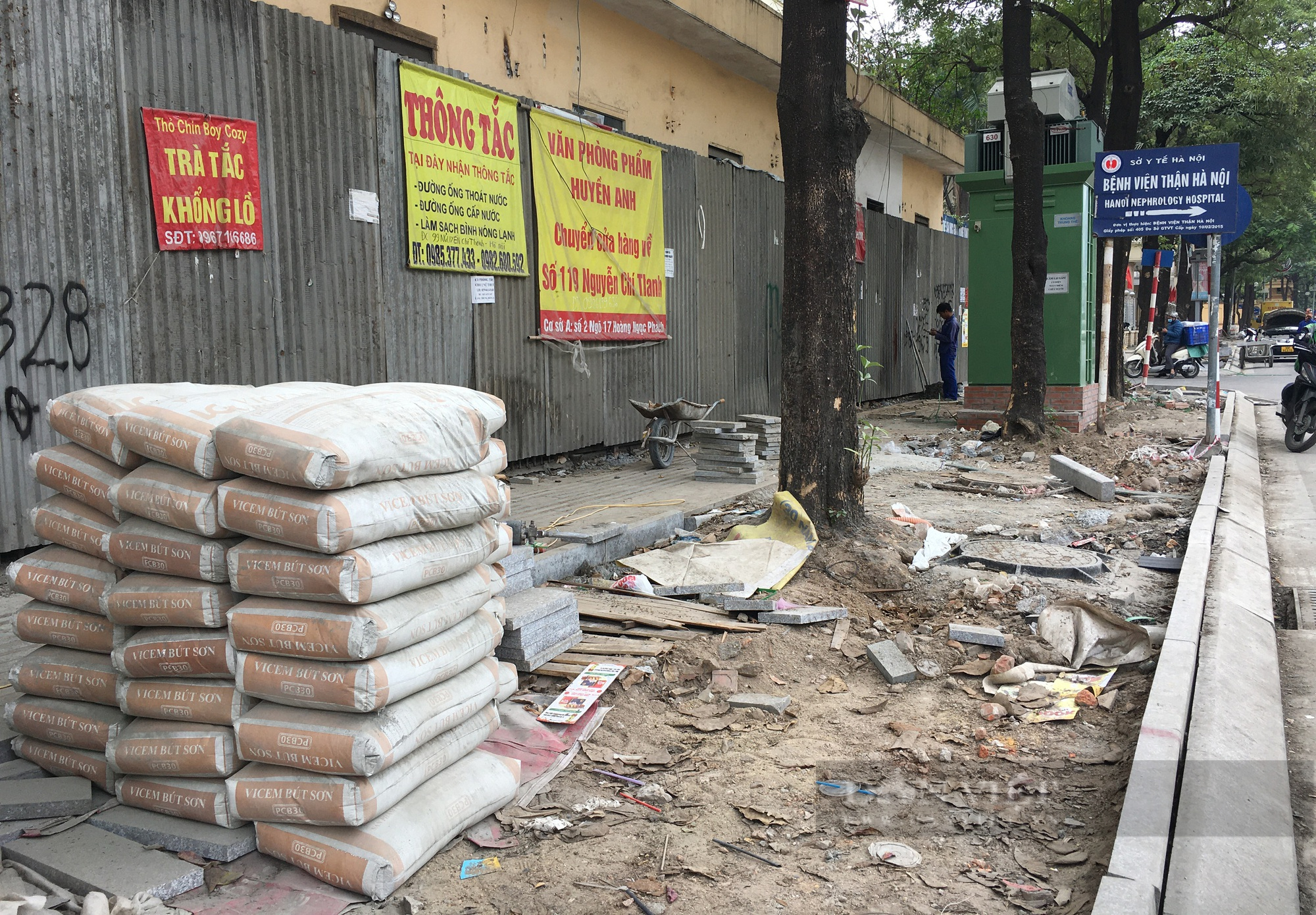 Hà Nội yêu cầu kiểm tra vỉa hè lát đá xanh bị hư hỏng - Ảnh 1.