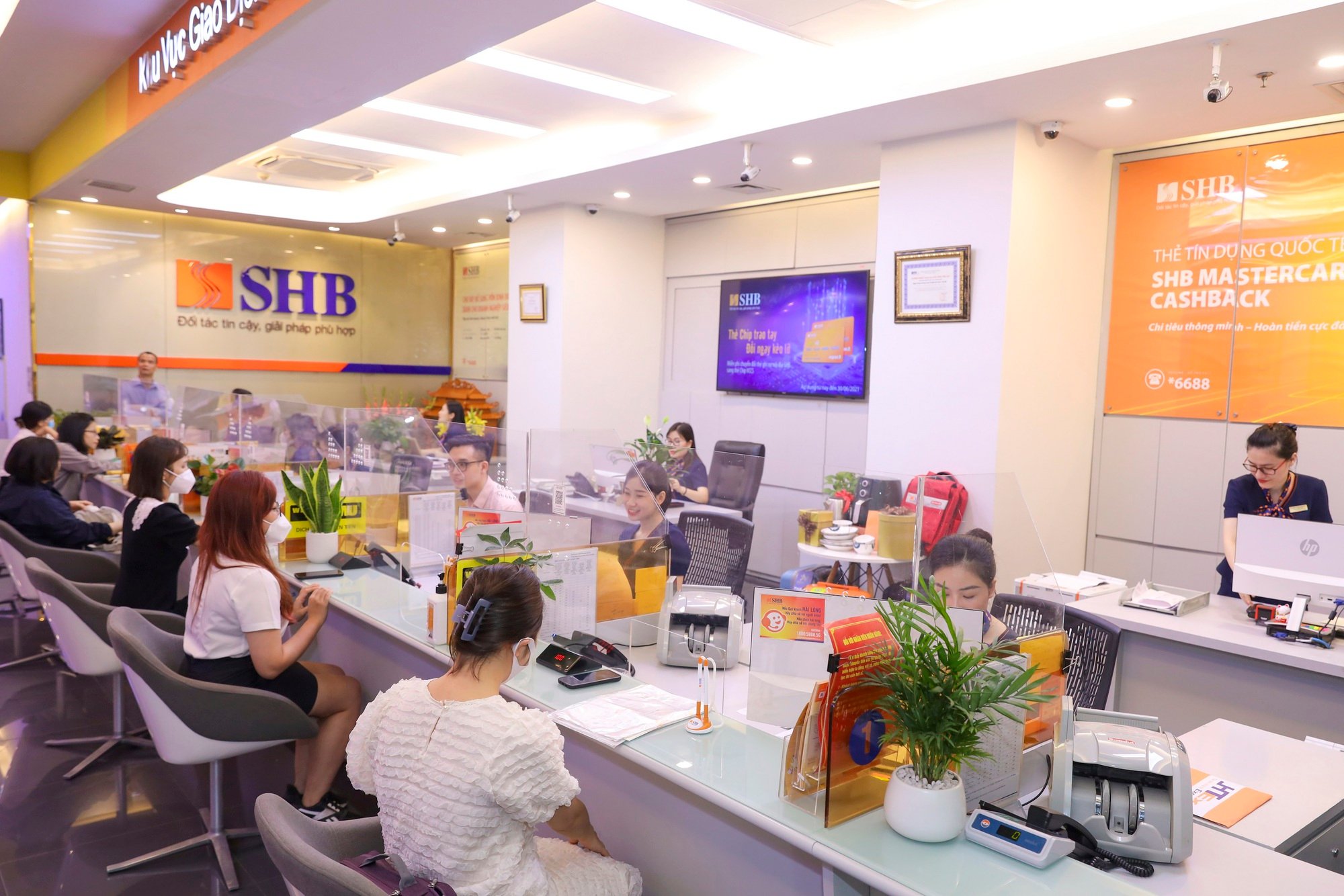 SHB giảm 2% lãi suất cho vay hỗ trợ khách hàng dịp cuối năm - Ảnh 1.