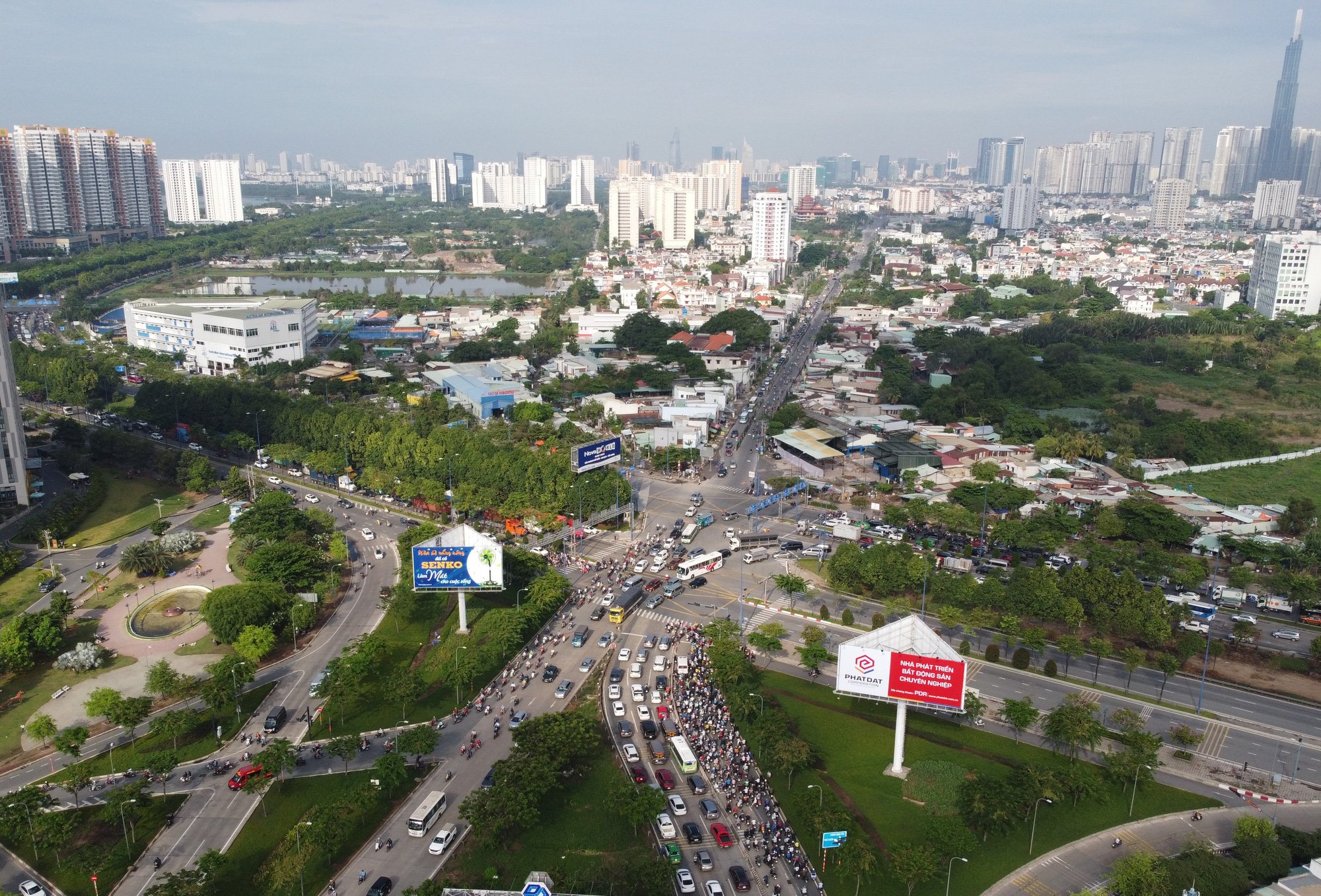 Di dời bảng quảng cáo, bàn giao mặt bằng thi công nút giao An Phú - Ảnh 1.