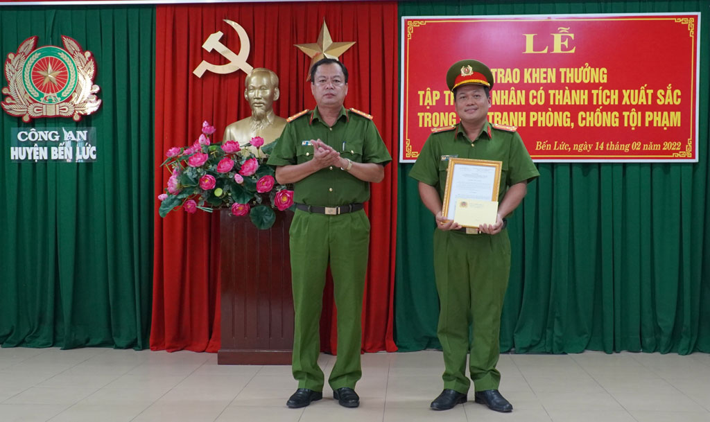 Long An: Bắt băng cướp giật trên đường phố địa bàn giáp ranh TP.HCM - Ảnh 1.