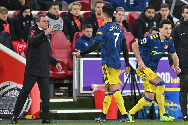HLV Rangnick ra phán quyết về ‘cuộc chiến’ giữa Ronaldo với Maguire - Ảnh 1.