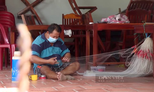 Nhiều ngư dân ở TP.Phan Thiết nghỉ biển, ở nhà sửa soạn ngư lưới cụ, chờ đợi những chuyến biển tiếp theo. Ảnh: Trần Khánh