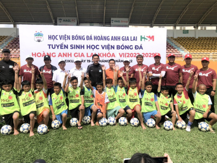 HLV Kiatisak &quot;chấm&quot; 16 tài năng trẻ cho Học viện HAGL - Ảnh 1.
