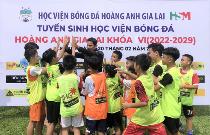 HLV Kiatisak &quot;chấm&quot; 16 tài năng trẻ cho Học viện HAGL - Ảnh 2.