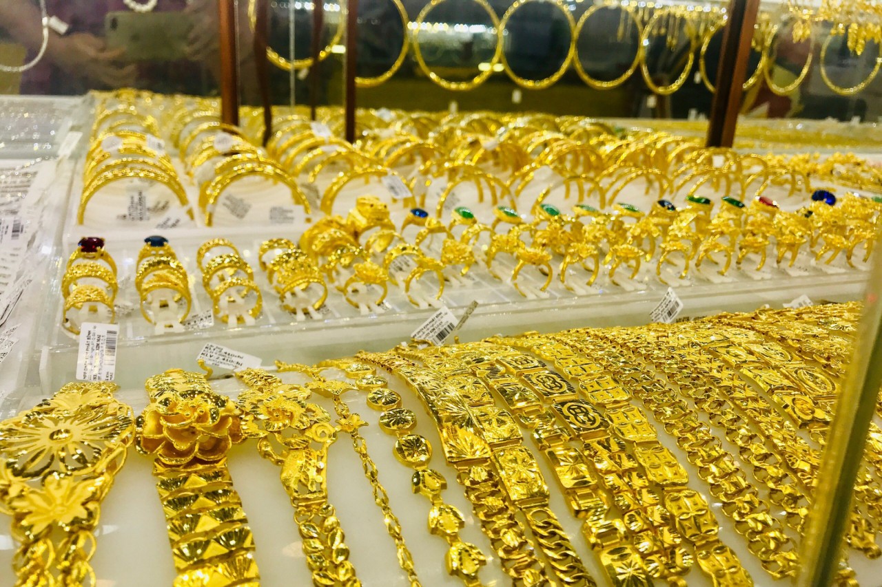 Giá vàng trong nước và thế giới đồng loạt giảm mạnh - Ảnh 1.