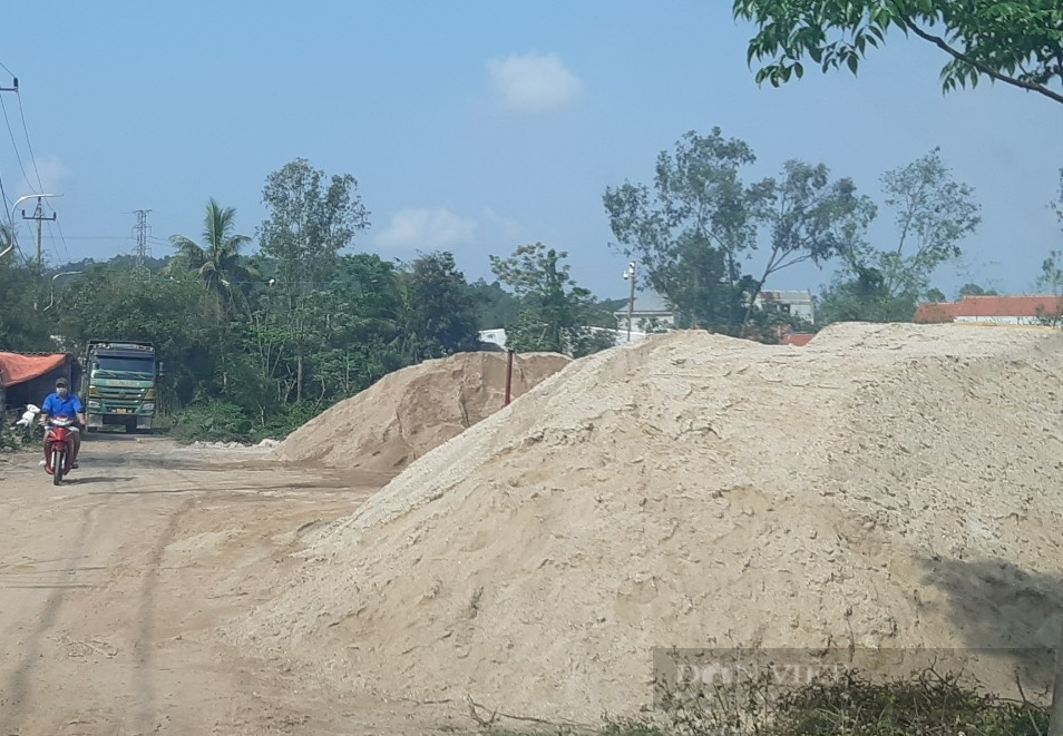 TT-Huế: Hai bãi tập kết cát sạn không phép làm khổ dân, chính quyền “bó tay” - Ảnh 3.