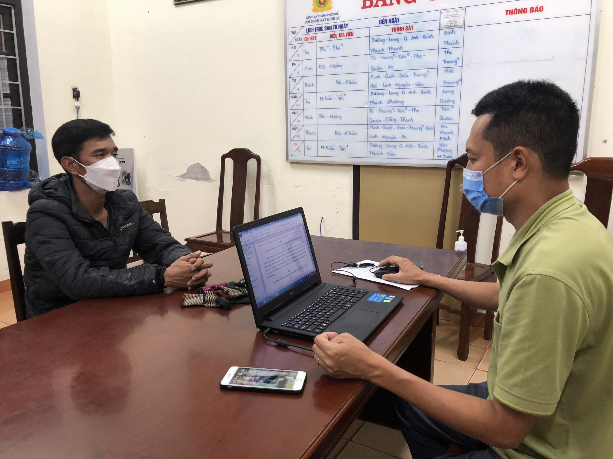 TT-Huế: Bắt &quot;người nhện&quot; liên tiếp cắt phá mái tôn đột nhập cửa hàng điện thoại trộm tài sản  - Ảnh 2.