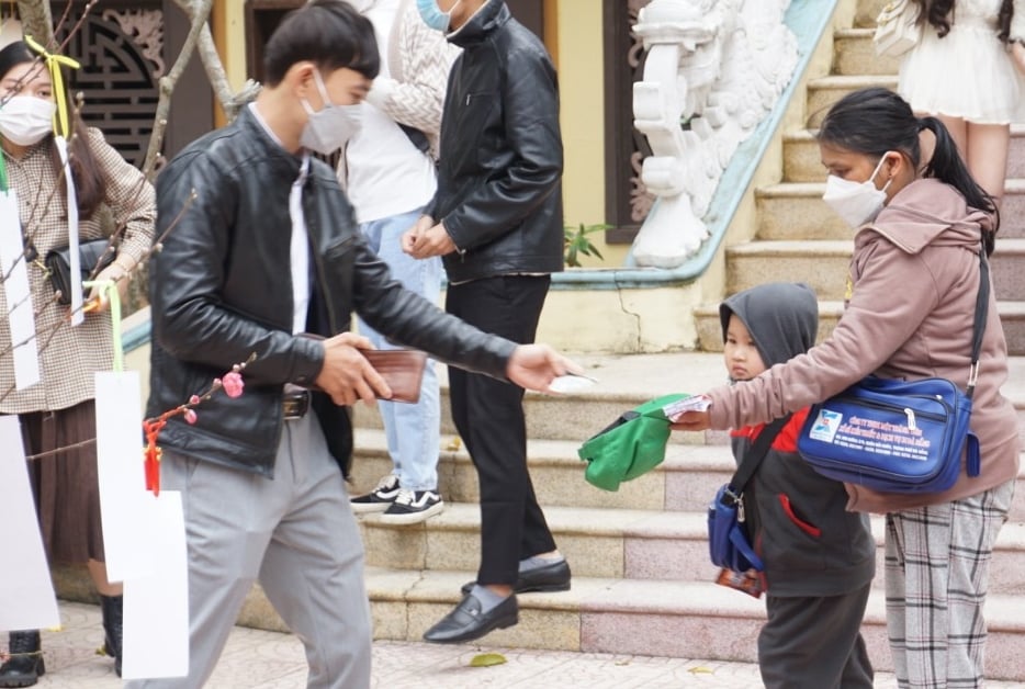TT-Huế: Yêu cầu xử lý nạn chèo kéo khách, ăn xin, cò mồi… làm ảnh hưởng môi trường du lịch  - Ảnh 1.