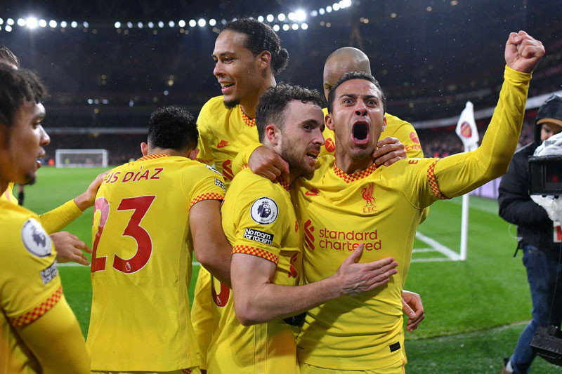 Top 10 CLB có doanh thu cao nhất thế giới: Man City lần đầu “lên đỉnh” - Ảnh 7.