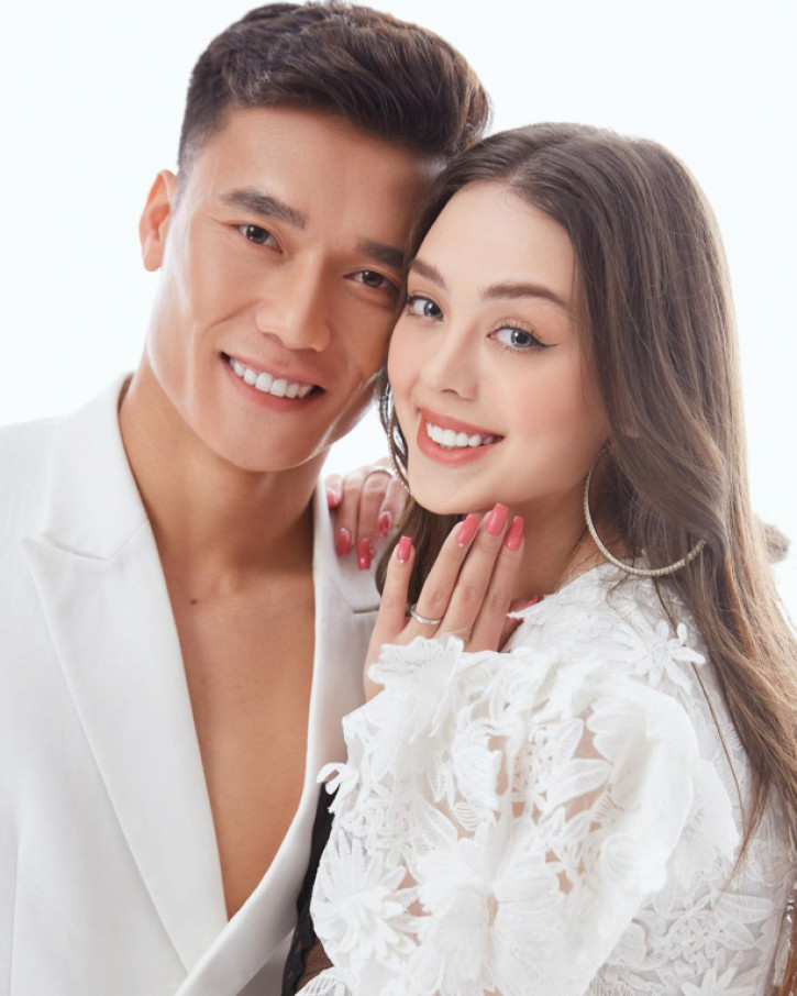 Clip: Thủ môn Bùi Tiến Dũng ngọt ngào bên bạn gái người Ukraine xinh đẹp - Ảnh 2.