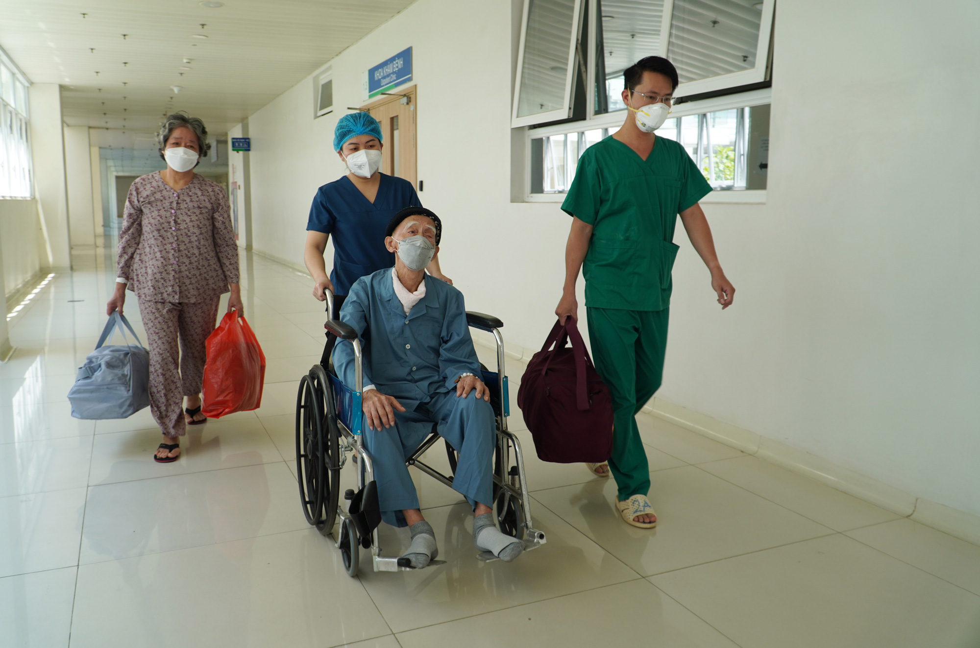 Bệnh viện hồi sức Covid-19 lớn nhất TP.HCM được &quot;giải phóng&quot; - Ảnh 1.