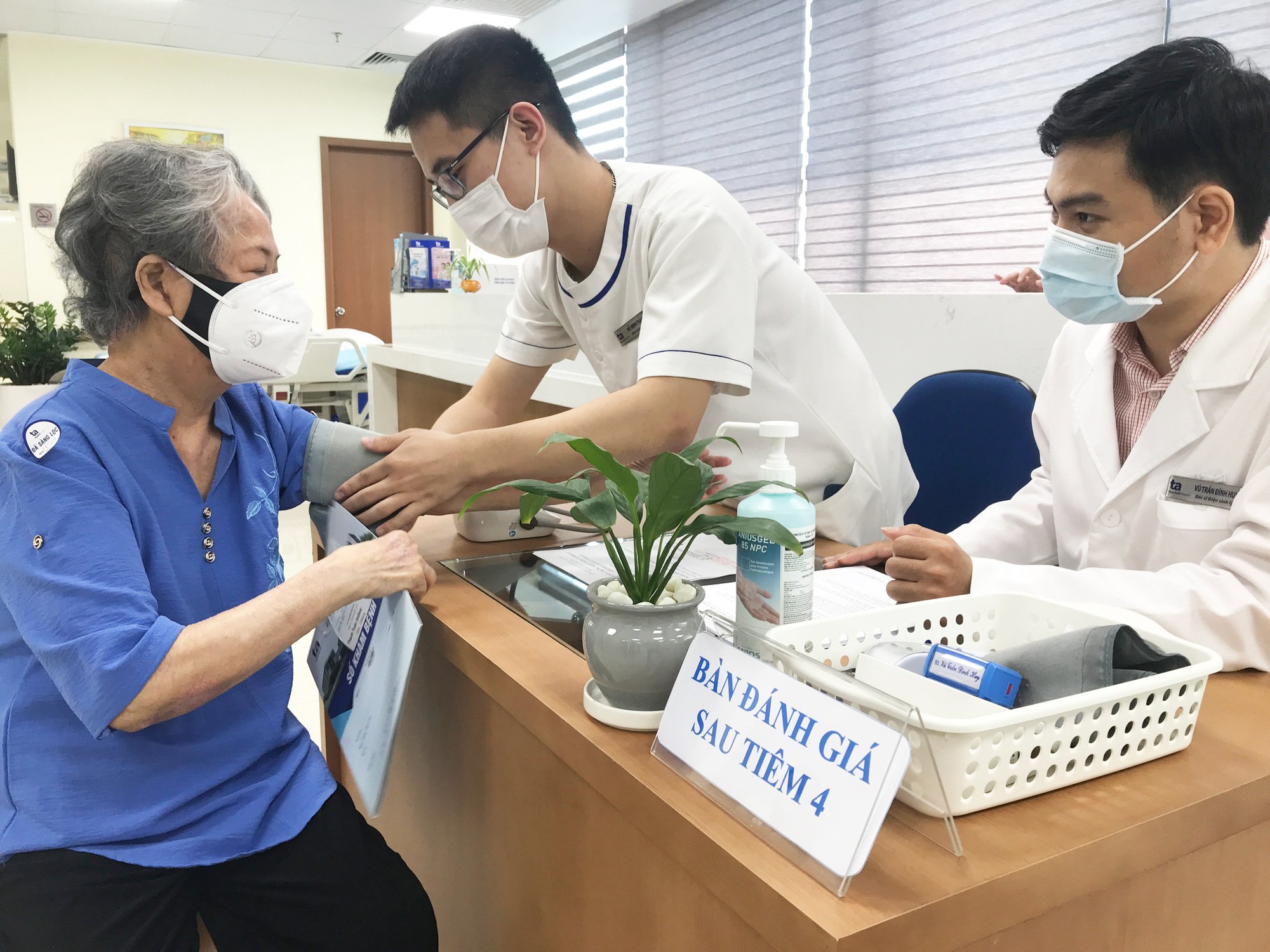 Những người đầu tiên được tiêm kháng thể đơn dòng Evusheld - Ảnh 1.