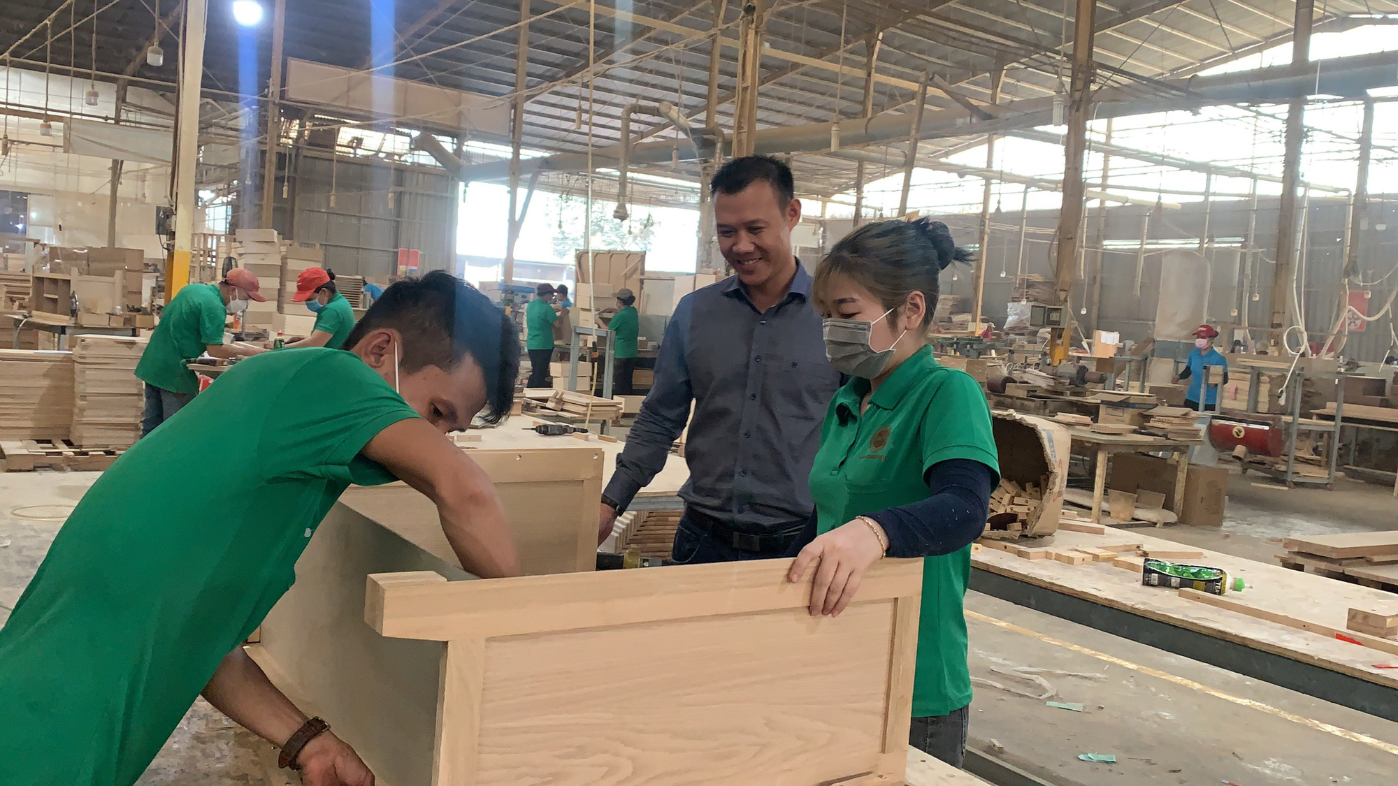 Doanh nghiệp lo không thể “gồng mình” giữ giá trước áp lực xăng dầu - Ảnh 3.