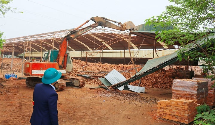 Thêm hai lò gạch thủ công được tháo dỡ tại Quốc Oai - Ảnh 1.