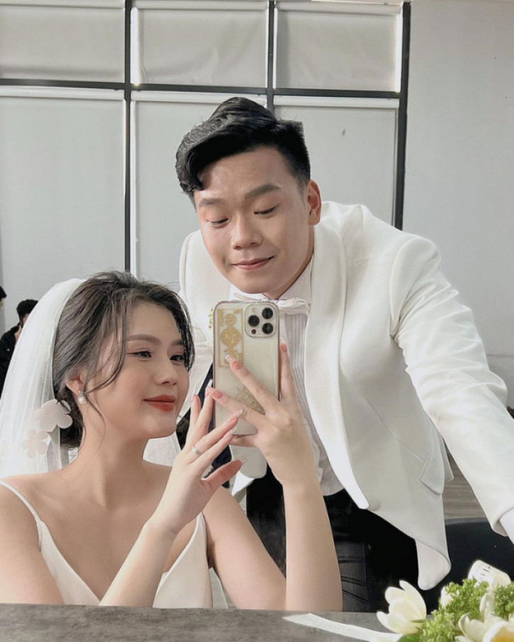 &quot;Hotboy&quot; cao 1m82 của ĐT Việt Nam lên xe hoa - Ảnh 1.
