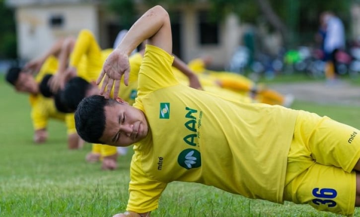 Tiền vệ Nguyễn Văn Bách 2K3 của SLNA: &quot;Trọng Hoàng phiên bản 2.0&quot; - Ảnh 1.