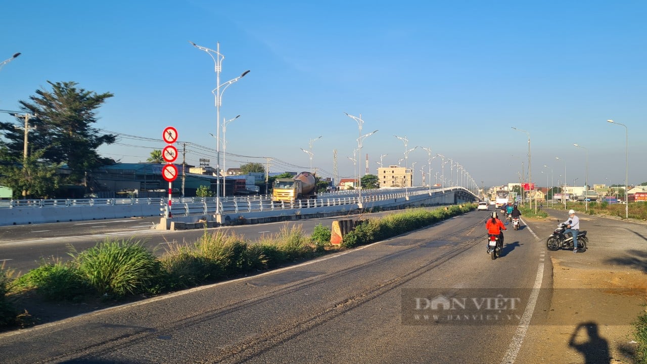 Trụ đèn trên cầu vượt Dầu Giây nhô ra ngoài: Đã chôn viên vỉa, sơn kẻ đường - Ảnh 4.
