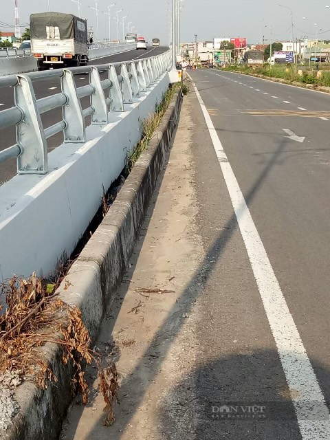 Trụ đèn trên cầu vượt Dầu Giây nhô ra ngoài: Đã chôn viên vỉa, sơn kẻ đường - Ảnh 2.