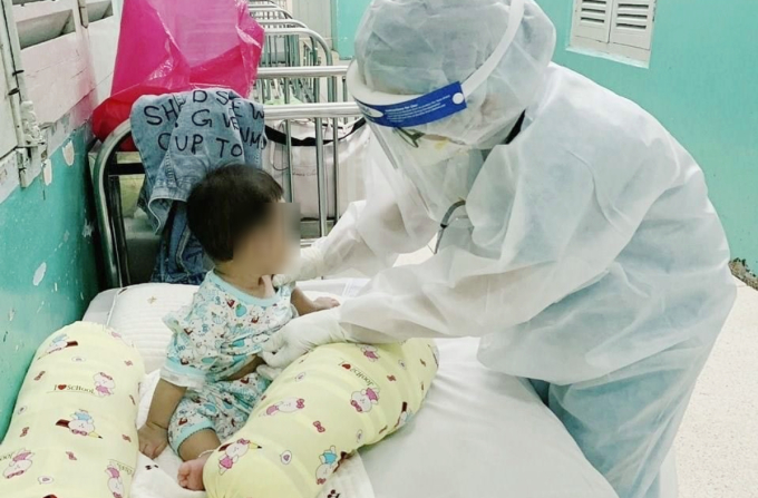 Những sai lầm nguy hại khi chăm sóc trẻ mắc Covid-19 khiến trẻ ngộ độc, thủng dạ dày - Ảnh 3.