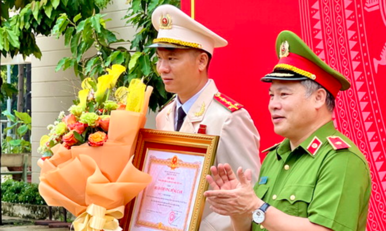 Nam cảnh sát cứu người đuối nước được trao Huân chương Dũng cảm - Ảnh 1.