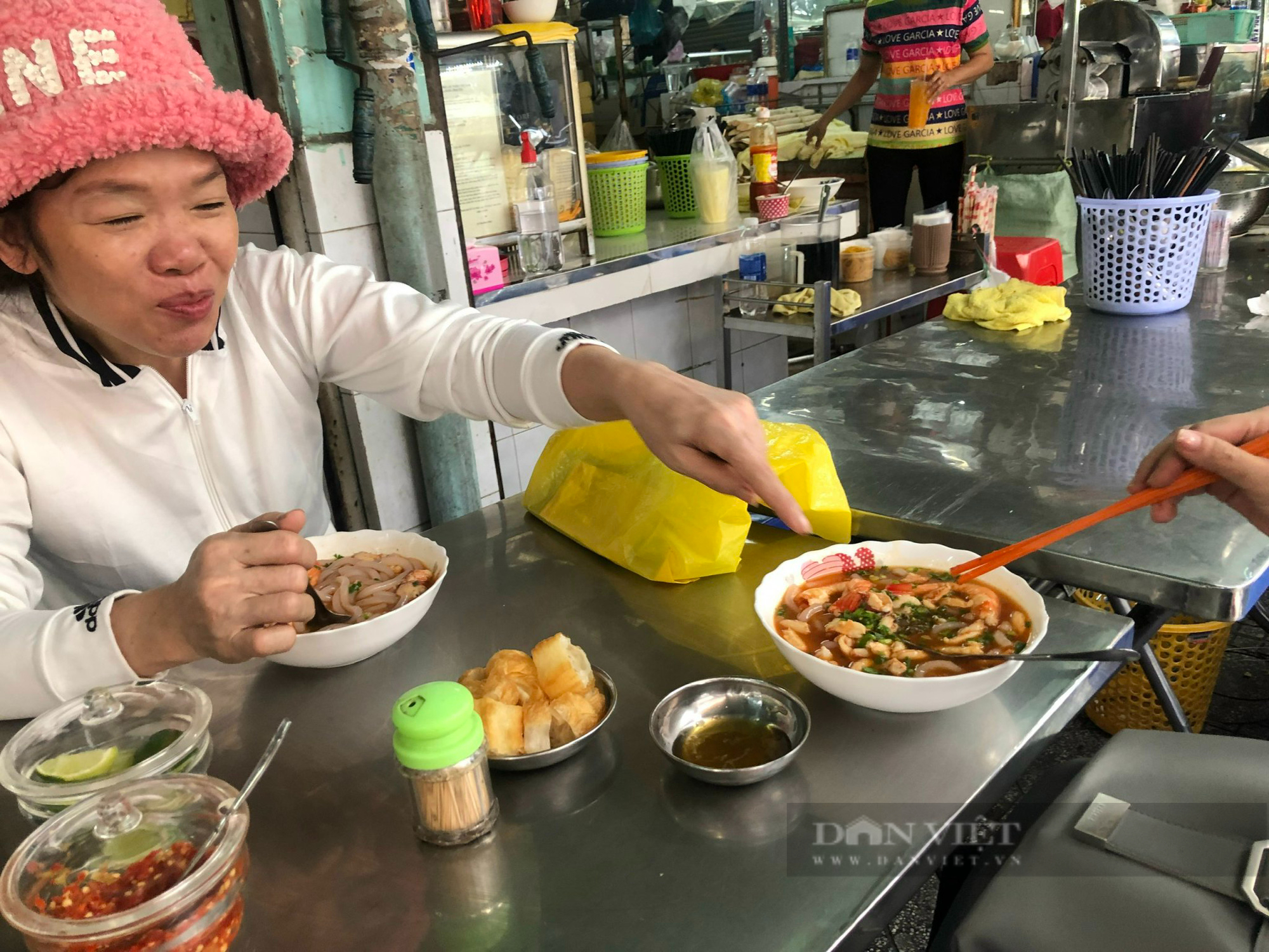 Bánh canh tôm cua bên cạnh chén nước chấm hợp vị