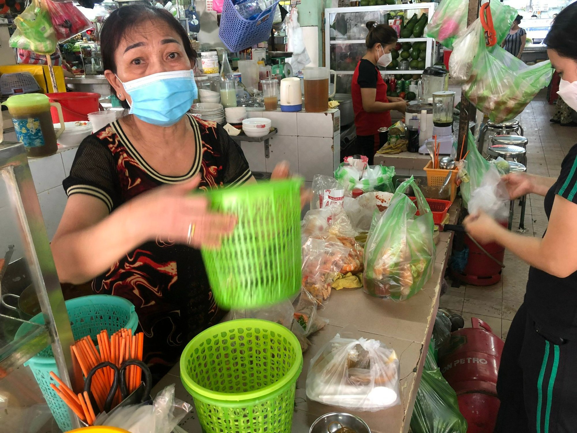Tất bật chuẩn bị cho khách mua mang về