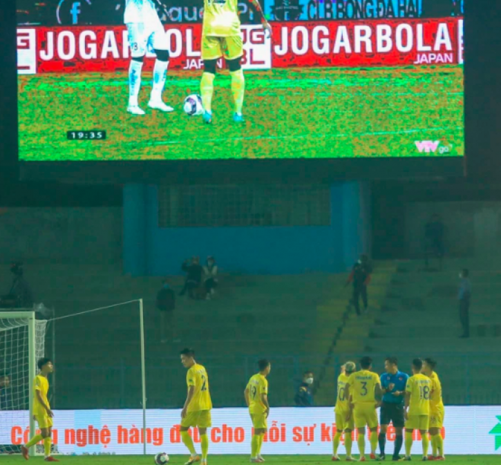 Trưởng ban trọng tài VFF đề xuất táo bạo về &quot;VAR tự chế&quot; ở V.League - Ảnh 1.