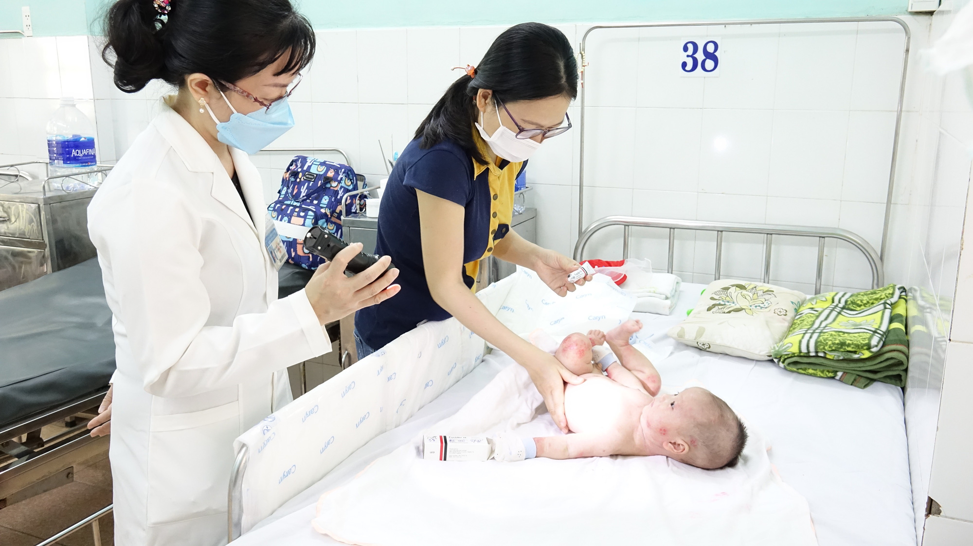 Cha mẹ lơ là, nhiều trẻ nhỏ nhập viện vì viêm da cơ địa bội nhiễm - Ảnh 1.