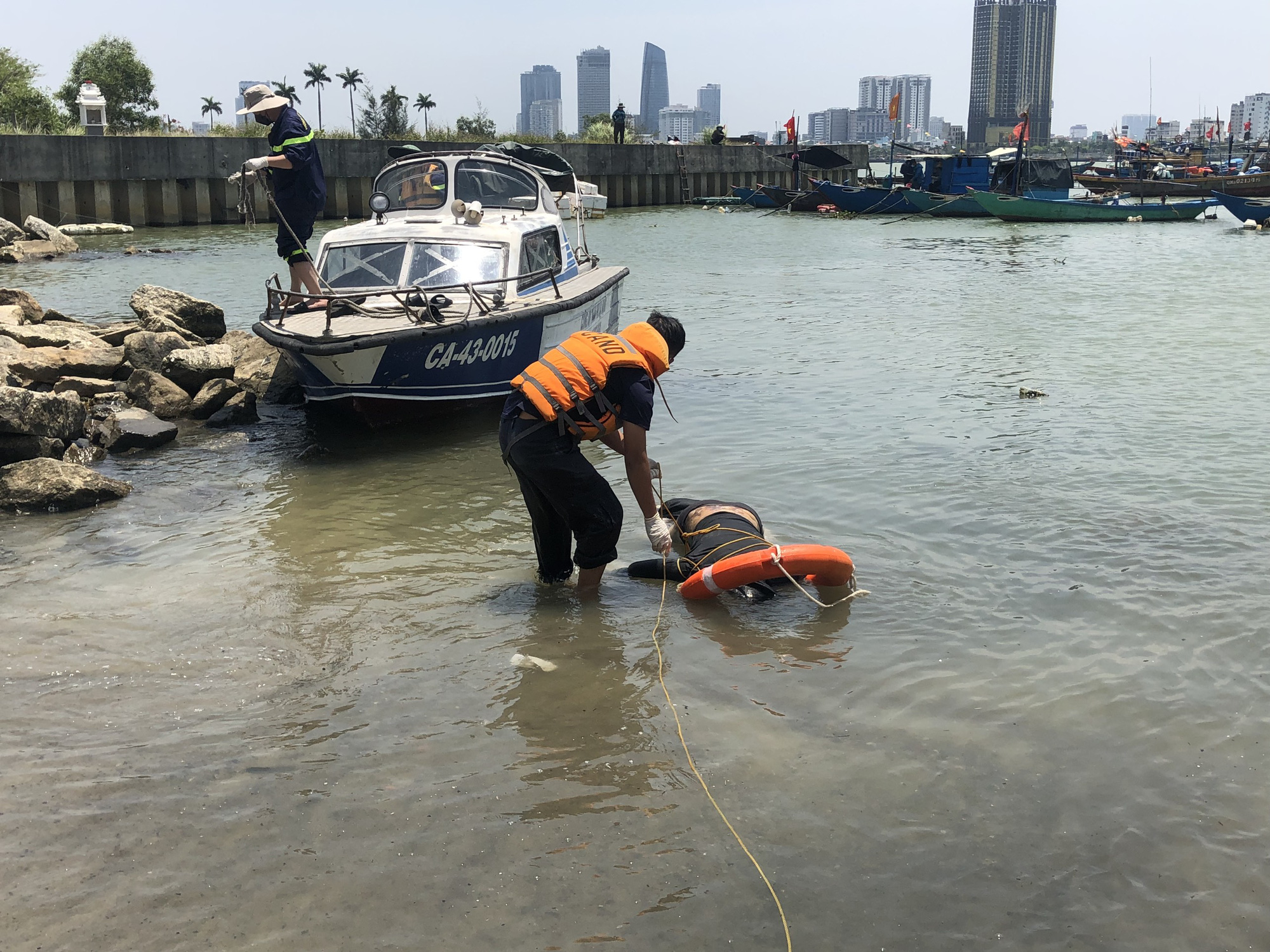Phát hiện một thi thể mắc vào dãy đá ngăn sóng tại Đà Nẵng - Ảnh 1.