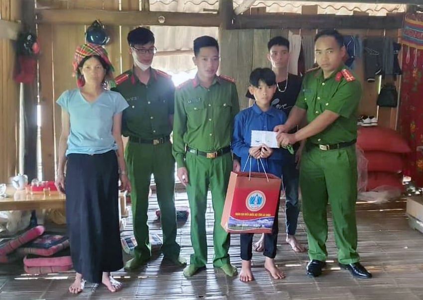 Lai Châu: Nhận đỡ đầu 2 học sinh có hoàn cảnh khó khăn - Ảnh 1. Lai Châu: Nhận đỡ đầu 2 học sinh có hoàn cảnh khó khăn - Ảnh 1.
