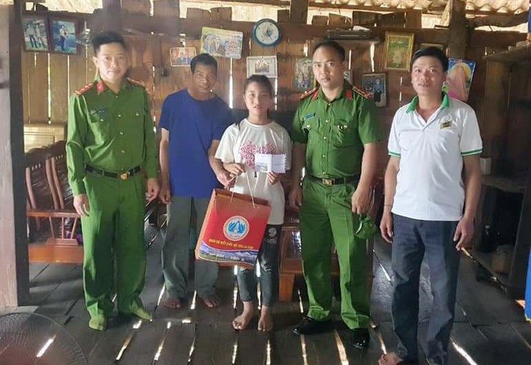 Lai Châu: Nhận đỡ đầu 2 học sinh có hoàn cảnh khó khăn - Ảnh 2. Lai Châu: Nhận đỡ đầu 2 học sinh có hoàn cảnh khó khăn - Ảnh 2.