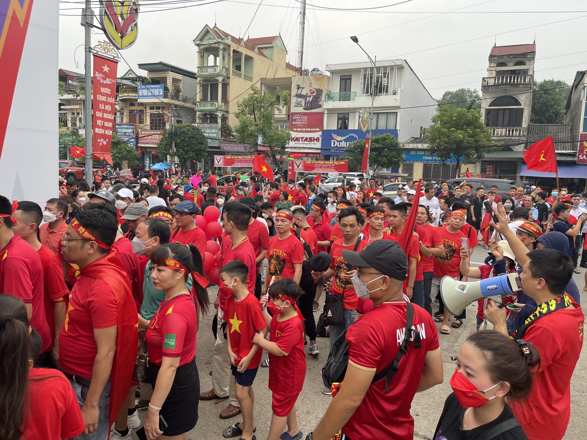 Đông đảo CĐV Việt Nam tạo ra không khí náo nhiệt quanh SVĐ Việt Trì  - Ảnh 6.