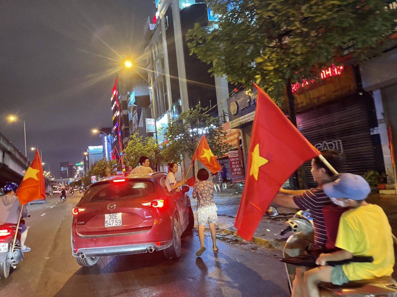 Hàng vạn CĐV xuống đường, &quot;đi bão&quot; chúc mừng U23 Việt Nam - Ảnh 1.