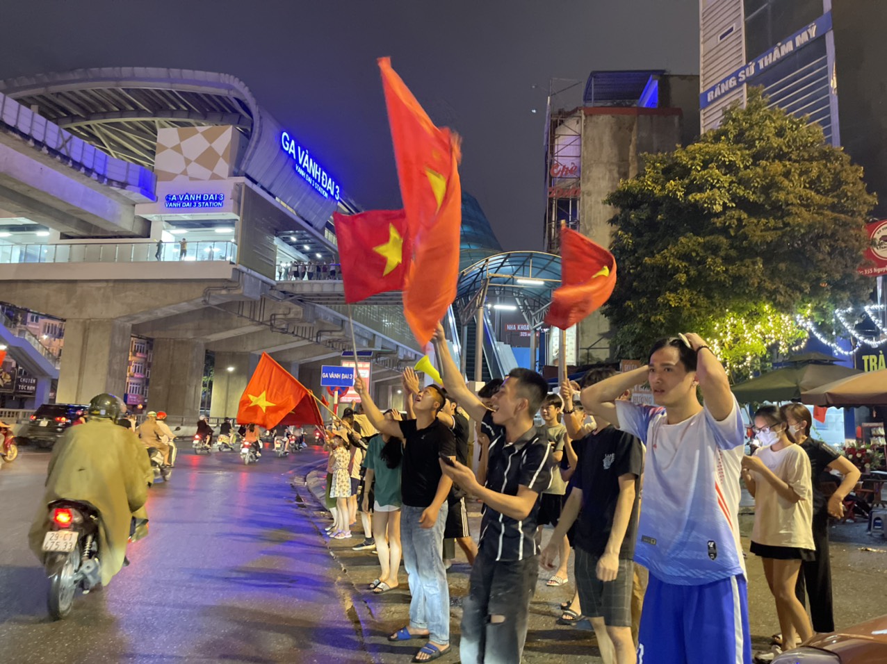 Hàng vạn CĐV xuống đường, &quot;đi bão&quot; chúc mừng U23 Việt Nam - Ảnh 2.